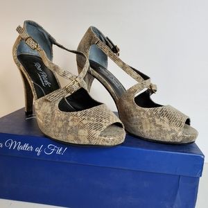 NIB! Rose Petals Lissa Crisscross Peeptoe Heel